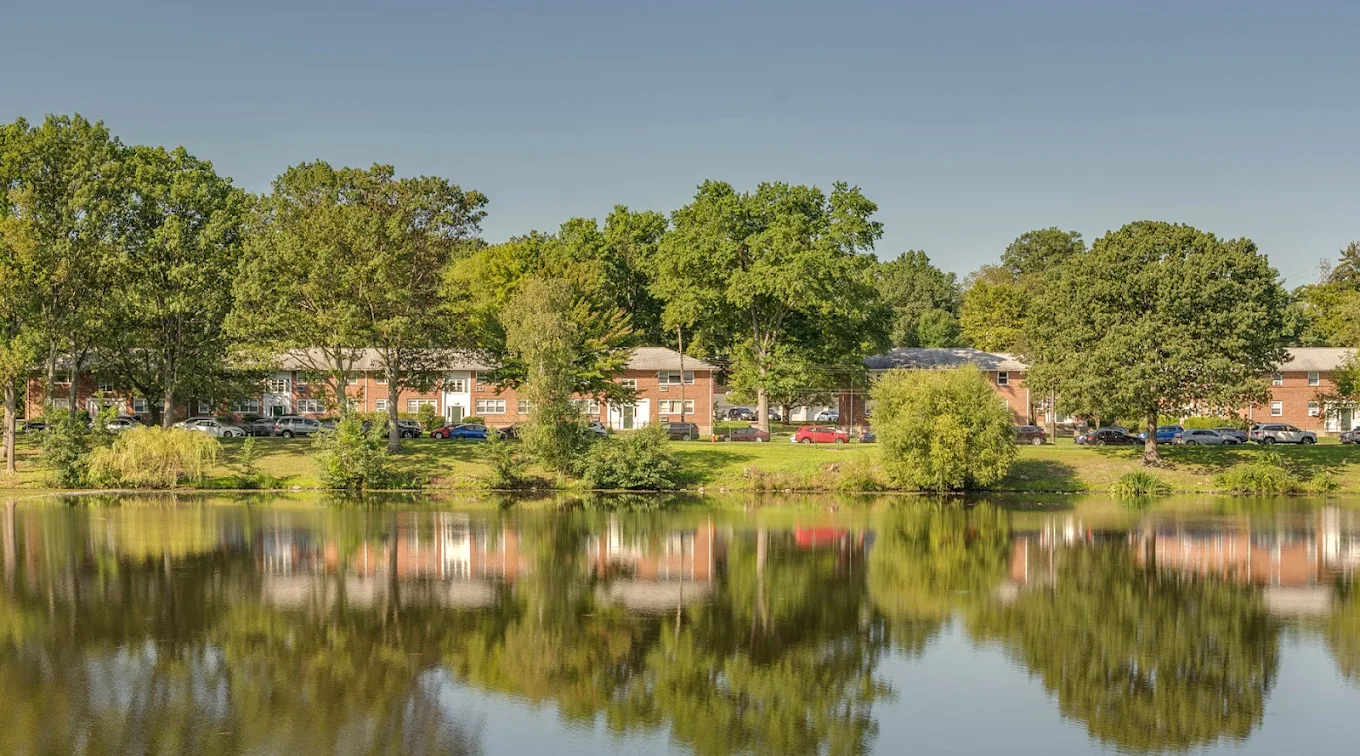 Crestwood Lake Apartments